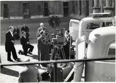 Pio XII benedice i carri-cinema